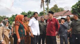 Gubernur Aceh, Muzakkir Manaf bersama Istri Marlina dan Sekda Aceh, M. Nasir meninjau areal Lahan Penanaman Nilam Di Arol Gading Pintu Rima Gayo Bener Meriah, Selasa (9/9/2025)