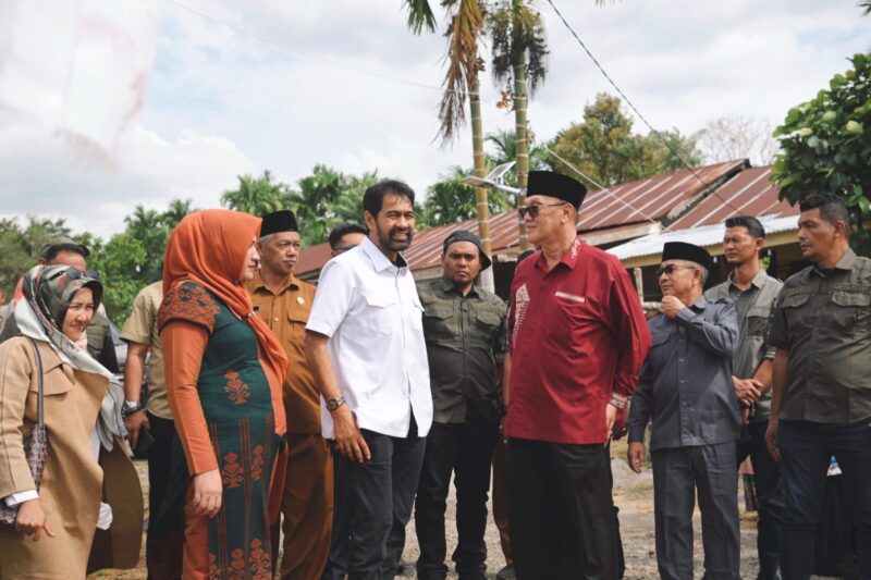 Gubernur Aceh, Muzakkir Manaf bersama Istri Marlina dan Sekda Aceh, M. Nasir meninjau areal Lahan Penanaman Nilam Di Arol Gading Pintu Rima Gayo Bener Meriah, Selasa (9/9/2025)
