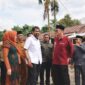 Gubernur Aceh, Muzakkir Manaf bersama Istri Marlina dan Sekda Aceh, M. Nasir meninjau areal Lahan Penanaman Nilam Di Arol Gading Pintu Rima Gayo Bener Meriah, Selasa (9/9/2025)
