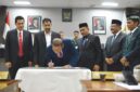 Gubernur Aceh, Muzakir Manaf, menyampaikan pendapat akhir terhadap rancangan Qanun Aceh tentang perubahan APBA dan sekaligus menandatangani berita acara persetujuan DPRA terhadap rancangan Qanun Aceh tentang perubahan APBA tahun 2025 di ruang serbaguna DPRA, Senin (29/9/2025)