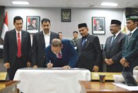 Gubernur Aceh, Muzakir Manaf, menyampaikan pendapat akhir terhadap rancangan Qanun Aceh tentang perubahan APBA dan sekaligus menandatangani berita acara persetujuan DPRA terhadap rancangan Qanun Aceh tentang perubahan APBA tahun 2025 di ruang serbaguna DPRA, Senin (29/9/2025)