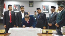 Gubernur Aceh, Muzakir Manaf, menyampaikan pendapat akhir terhadap rancangan Qanun Aceh tentang perubahan APBA dan sekaligus menandatangani berita acara persetujuan DPRA terhadap rancangan Qanun Aceh tentang perubahan APBA tahun 2025 di ruang serbaguna DPRA, Senin (29/9/2025)