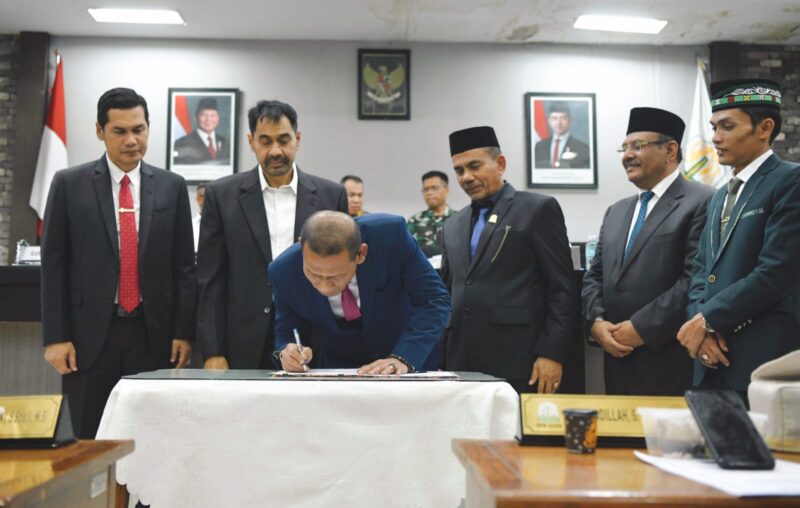 Gubernur Aceh, Muzakir Manaf, menyampaikan pendapat akhir terhadap rancangan Qanun Aceh tentang perubahan APBA dan sekaligus menandatangani berita acara persetujuan DPRA terhadap rancangan Qanun Aceh tentang perubahan APBA tahun 2025 di ruang serbaguna DPRA, Senin (29/9/2025)