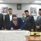 Gubernur Aceh, Muzakir Manaf, menyampaikan pendapat akhir terhadap rancangan Qanun Aceh tentang perubahan APBA dan sekaligus menandatangani berita acara persetujuan DPRA terhadap rancangan Qanun Aceh tentang perubahan APBA tahun 2025 di ruang serbaguna DPRA, Senin (29/9/2025)
