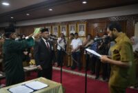 Gubernur Aceh Muzakir Manaf, selaku Pemegang Saham Pengendali PT Bank Aceh Syariah, menetapkan Fadhil Ilyas Sebagai Direktur Utama bank kebanggaan masyarakat Aceh di ruang serbaguna kantor Gubernur Aceh, Senin (8/9/2025)