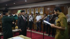 Gubernur Aceh Muzakir Manaf, selaku Pemegang Saham Pengendali PT Bank Aceh Syariah, menetapkan Fadhil Ilyas Sebagai Direktur Utama bank kebanggaan masyarakat Aceh di ruang serbaguna kantor Gubernur Aceh, Senin (8/9/2025)
