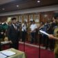 Gubernur Aceh Muzakir Manaf, selaku Pemegang Saham Pengendali PT Bank Aceh Syariah, menetapkan Fadhil Ilyas Sebagai Direktur Utama bank kebanggaan masyarakat Aceh di ruang serbaguna kantor Gubernur Aceh, Senin (8/9/2025)
