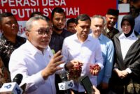 Wakil Gubernur Aceh H.Fadhlullah, S.E., mendampingi Menko Bidang Pangan, Zulkifli Hasan, memberi keterangan kepada wartawan saat meninjau Koperasi Desa Merah Putih (KDMP) di Geuceu Komplek, Banda Aceh, Kamis (18/9/2025). Foto: Biro Adpim Setda Aceh.