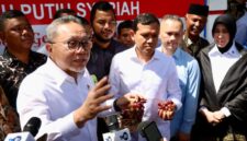 Wakil Gubernur Aceh H.Fadhlullah, S.E., mendampingi Menko Bidang Pangan, Zulkifli Hasan, memberi keterangan kepada wartawan saat meninjau Koperasi Desa Merah Putih (KDMP) di Geuceu Komplek, Banda Aceh, Kamis (18/9/2025). Foto: Biro Adpim Setda Aceh.