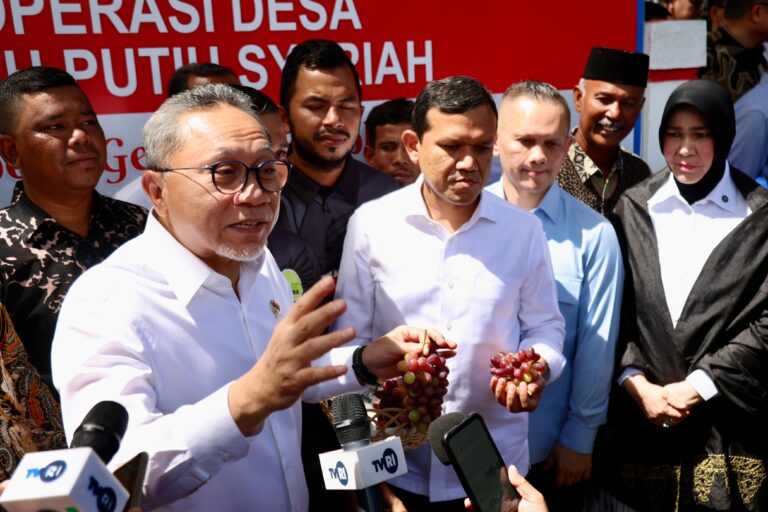 Wakil Gubernur Aceh H.Fadhlullah, S.E., mendampingi Menko Bidang Pangan, Zulkifli Hasan, memberi keterangan kepada wartawan saat meninjau Koperasi Desa Merah Putih (KDMP) di Geuceu Komplek, Banda Aceh, Kamis (18/9/2025). Foto: Biro Adpim Setda Aceh.
