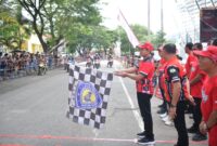Wakil Gubernur Aceh, Fadhlullah, SE, membuka Turnamen RoadRace Pemerintah Aceh 2025 di Stadion Harapan Bangsa, Minggu, (19/10/2025). Foto: Humas Aceh