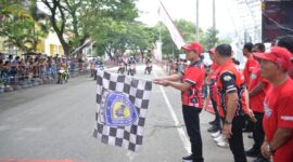 Wakil Gubernur Aceh, Fadhlullah, SE, membuka Turnamen RoadRace Pemerintah Aceh 2025 di Stadion Harapan Bangsa, Minggu, (19/10/2025). Foto: Humas Aceh