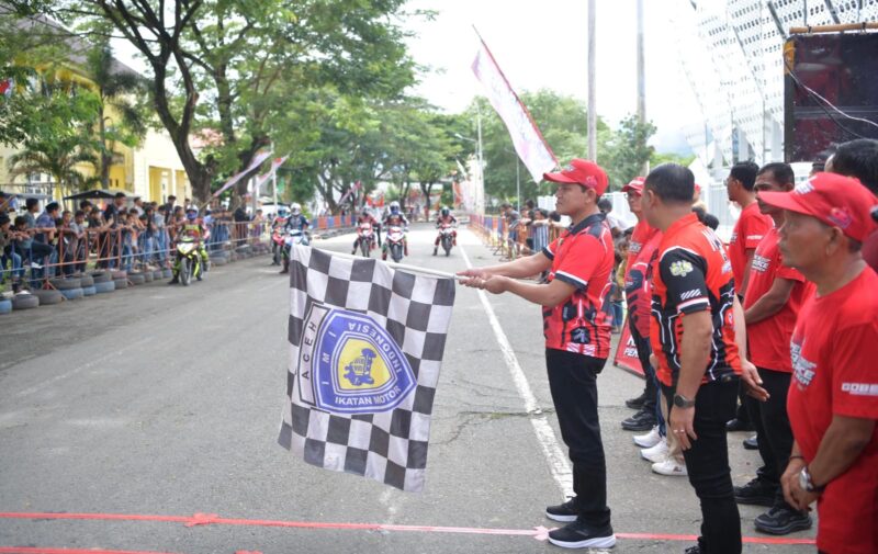 Wakil Gubernur Aceh, Fadhlullah, SE, membuka Turnamen RoadRace Pemerintah Aceh 2025 di Stadion Harapan Bangsa, Minggu, (19/10/2025). Foto: Humas Aceh