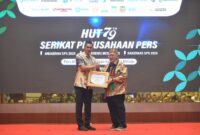 Sekda Aceh, M. Nasir menyampaikan sambutan sekaligus menerima Anugerah SPS pada kegiatan HUT ke-79 Serikat Perusahaan Pers (SPS) Tahun 2025 "Pers Maju, Sumber Daya Indonesia Melaju" di Anjong Monmata, Banda Aceh, Senin, (20/10/2025).