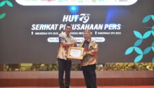 Sekda Aceh, M. Nasir menyampaikan sambutan sekaligus menerima Anugerah SPS pada kegiatan HUT ke-79 Serikat Perusahaan Pers (SPS) Tahun 2025 