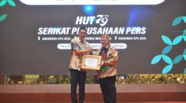 Sekda Aceh, M. Nasir menyampaikan sambutan sekaligus menerima Anugerah SPS pada kegiatan HUT ke-79 Serikat Perusahaan Pers (SPS) Tahun 2025 
