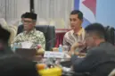 Sekda Aceh, M. Nasir, S.IP, MPA bersama forbes DPR/DPD RI asal Aceh, Banleg DPRA, para akademisi & tokoh Masyarakat Aceh, menggelar Rapat pembahasan Perubahan terhadap UU No. 11 Tahun 2006 tentang Pemerintahan Aceh (UUPA di Restoran Meuligoe Gubernur Aceh, Banda Aceh, Senin (20/10/2025) malam. Foto: Humas Aceh
