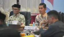 Sekda Aceh, M. Nasir, S.IP, MPA bersama forbes DPR/DPD RI asal Aceh, Banleg DPRA, para akademisi & tokoh Masyarakat Aceh, menggelar Rapat pembahasan Perubahan terhadap UU No. 11 Tahun 2006 tentang Pemerintahan Aceh (UUPA di Restoran Meuligoe Gubernur Aceh, Banda Aceh, Senin (20/10/2025) malam. Foto: Humas Aceh