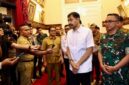 Gubernur Aceh Muzakir Manaf memberi keterangan pers usai menggelar pertemuan penataan tambang ilegal dengan seluruh Forkopimda Aceh, di ruang rapat Meuligoe Gubernur Aceh, Selasa, (30/9/2025). Foto :Dok Ist