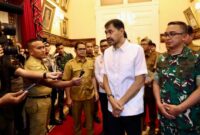 Gubernur Aceh Muzakir Manaf memberi keterangan pers usai menggelar pertemuan penataan tambang ilegal dengan seluruh Forkopimda Aceh, di ruang rapat Meuligoe Gubernur Aceh, Selasa, (30/9/2025). Foto :Dok Ist