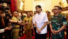 Gubernur Aceh Muzakir Manaf memberi keterangan pers usai menggelar pertemuan penataan tambang ilegal dengan seluruh Forkopimda Aceh, di ruang rapat Meuligoe Gubernur Aceh, Selasa, (30/9/2025). Foto :Dok Ist