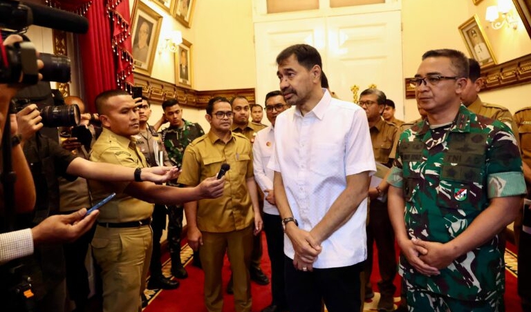 Gubernur Aceh Muzakir Manaf memberi keterangan pers usai menggelar pertemuan penataan tambang ilegal dengan seluruh Forkopimda Aceh, di ruang rapat Meuligoe Gubernur Aceh, Selasa, (30/9/2025). Foto :Dok Ist