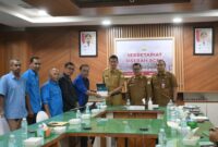 Sekretaris Daerah Aceh M Nasir S.IP, MPA didampingi Kadis Kominsa Aceh Dr Edi Yandra, S.STP, MSP dan Kepala Biro Adpim Setda Aceh Akkar Arafar S.STP, M.Si serta pejabat terkait menerima Audiensi Ketua PWI Aceh Nasir Nurdin beserta pengurus PWI di ruang Rapat Sekda Aceh Selasa, (14/10/2025).