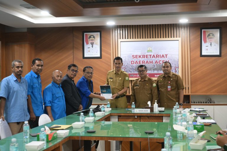 Sekretaris Daerah Aceh M Nasir S.IP, MPA didampingi Kadis Kominsa Aceh Dr Edi Yandra, S.STP, MSP dan Kepala Biro Adpim Setda Aceh Akkar Arafar S.STP, M.Si serta pejabat terkait menerima Audiensi Ketua PWI Aceh Nasir Nurdin beserta pengurus PWI di ruang Rapat Sekda Aceh Selasa, (14/10/2025).