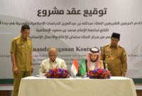 Sekretaris Daerah (Sekda) Aceh, M. Nasir, menghadiri dan menyaksikan langsung penandatanganan akad pembangunan Gedung Lembaga Pendidikan Bahasa Arab Khadim al-Haramain al-Syarifain Raja Abdullah bin Abdulaziz, Senin (6/10/2025) di Hotel Ayani, Banda Aceh. Foto: Hms Aceh