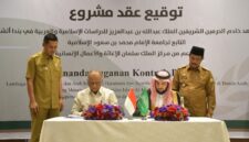 Sekretaris Daerah (Sekda) Aceh, M. Nasir, menghadiri dan menyaksikan langsung penandatanganan akad pembangunan Gedung Lembaga Pendidikan Bahasa Arab Khadim al-Haramain al-Syarifain Raja Abdullah bin Abdulaziz, Senin (6/10/2025) di Hotel Ayani, Banda Aceh. Foto: Hms Aceh