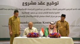 Sekretaris Daerah (Sekda) Aceh, M. Nasir, menghadiri dan menyaksikan langsung penandatanganan akad pembangunan Gedung Lembaga Pendidikan Bahasa Arab Khadim al-Haramain al-Syarifain Raja Abdullah bin Abdulaziz, Senin (6/10/2025) di Hotel Ayani, Banda Aceh. Foto: Hms Aceh