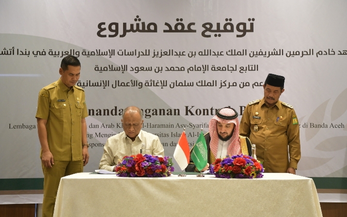 Sekretaris Daerah (Sekda) Aceh, M. Nasir, menghadiri dan menyaksikan langsung penandatanganan akad pembangunan Gedung Lembaga Pendidikan Bahasa Arab Khadim al-Haramain al-Syarifain Raja Abdullah bin Abdulaziz, Senin (6/10/2025) di Hotel Ayani, Banda Aceh. Foto: Hms Aceh