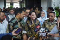 Gubernur Aceh, H. Muzakir Manaf, menegaskan bahwa Pemerintah Aceh menolak rencana pusat yang akan melakukan pemotongan dana transfer ke daerah (TKD) atas Aceh dan juga provinsi lain. Hal ini disampaikan Gubernur usai menghadiri pertemuan bersama Menteri Keuangan Purbaya Yudhi Sadewa di Jakarta, Selasa (7/10/2025). Foto: Humas Aceh