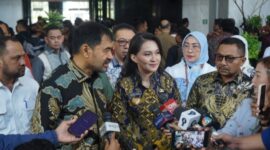 Gubernur Aceh, H. Muzakir Manaf, menegaskan bahwa Pemerintah Aceh menolak rencana pusat yang akan melakukan pemotongan dana transfer ke daerah (TKD) atas Aceh dan juga provinsi lain. Hal ini disampaikan Gubernur usai menghadiri pertemuan bersama Menteri Keuangan Purbaya Yudhi Sadewa di Jakarta, Selasa (7/10/2025). Foto: Humas Aceh