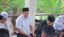 Wakil Gubernur Aceh, H. Fadhlullah, S.E., didampingi Karo Adpim setda aceh, Akkar Arafat, S.STP, M.Si menghadiri peringatan Maulid Nabi Muhammad SAW 1447 H yang digelar di Balee Jeumala, dibawah pimpinan Drs. Tgk. H. M. Daud Hasbi, M.Ag (abi Daud) Gpg. Limpok, Kabupaten Aceh Besar Rabu, (15/10/2025). Foto: Humas Aceh