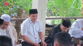 Wakil Gubernur Aceh, H. Fadhlullah, S.E., didampingi Karo Adpim setda aceh, Akkar Arafat, S.STP, M.Si menghadiri peringatan Maulid Nabi Muhammad SAW 1447 H yang digelar di Balee Jeumala, dibawah pimpinan Drs. Tgk. H. M. Daud Hasbi, M.Ag (abi Daud) Gpg. Limpok, Kabupaten Aceh Besar Rabu, (15/10/2025). Foto: Humas Aceh