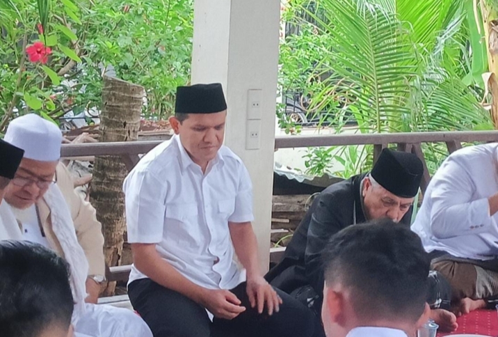 Wakil Gubernur Aceh, H. Fadhlullah, S.E., didampingi Karo Adpim setda aceh, Akkar Arafat, S.STP, M.Si menghadiri peringatan Maulid Nabi Muhammad SAW 1447 H yang digelar di Balee Jeumala, dibawah pimpinan Drs. Tgk. H. M. Daud Hasbi, M.Ag (abi Daud) Gpg. Limpok, Kabupaten Aceh Besar Rabu, (15/10/2025). Foto: Humas Aceh