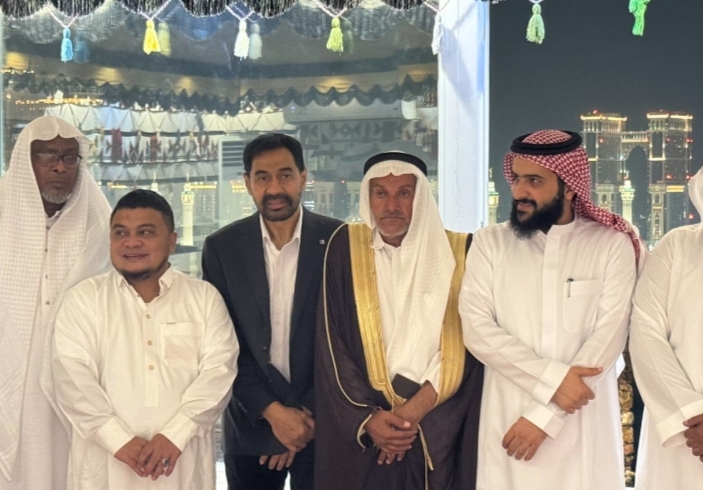 GElAR PERTEMUAN : Gubernur Aceh, H. Muzakir Manaf, melakukan pertemuan dan memaparkan berbagai peluang investasi di Aceh kepada para investor asal Timur Tengah dalam sebuah pertemuan di Kota Makkah Al-mukarramah, Kamis, (26/10/2025). Pertemuan tersebut diinisiasi oleh perusahaan investasi terkemuka Arab Saudi, Sadeen Al-Bait, dan dihadiri oleh pengusaha dari Arab Saudi, Qatar, Sudan, Kuwait, serta Uni Emirat Arab. (Foto: Humas Aceh)
