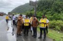 Tim Pusat dan Daerah melakukan peninjauan lapangan terkait rencana pembangunan terowongan Geurutee, perbatasan Aceh Besar-Aceh Jaya, Senin, (20/10/2025). Foto Humas Aceh