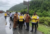 Tim Pusat dan Daerah melakukan peninjauan lapangan terkait rencana pembangunan terowongan Geurutee, perbatasan Aceh Besar-Aceh Jaya, Senin, (20/10/2025). Foto Humas Aceh