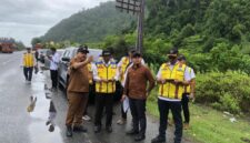Tim Pusat dan Daerah melakukan peninjauan lapangan terkait rencana pembangunan terowongan Geurutee, perbatasan Aceh Besar-Aceh Jaya, Senin, (20/10/2025). Foto Humas Aceh