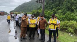 Tim Pusat dan Daerah melakukan peninjauan lapangan terkait rencana pembangunan terowongan Geurutee, perbatasan Aceh Besar-Aceh Jaya, Senin, (20/10/2025). Foto Humas Aceh