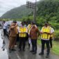 Tim Pusat dan Daerah melakukan peninjauan lapangan terkait rencana pembangunan terowongan Geurutee, perbatasan Aceh Besar-Aceh Jaya, Senin, (20/10/2025). Foto Humas Aceh