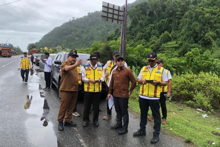 Tim Pusat dan Daerah melakukan peninjauan lapangan terkait rencana pembangunan terowongan Geurutee, perbatasan Aceh Besar-Aceh Jaya, Senin, (20/10/2025). Foto Humas Aceh