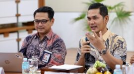 Sekretaris Daerah Aceh, M. Nasir, S.IP., MPA., bersama Kasatgas Koordinasi dan Supervisi Wilayah I KPK-RI, Harun Hidayat, memimpin Rapat Koordinasi Monitoring dan Evaluasi MCP Pemerintah Aceh yang diikuti para Kepala Biro dan SKPA, di Ruang Rapat Potda I, Kamis (23/10/2025). Foto: Humas Aceh