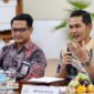 Sekretaris Daerah Aceh, M. Nasir, S.IP., MPA., bersama Kasatgas Koordinasi dan Supervisi Wilayah I KPK-RI, Harun Hidayat, memimpin Rapat Koordinasi Monitoring dan Evaluasi MCP Pemerintah Aceh yang diikuti para Kepala Biro dan SKPA, di Ruang Rapat Potda I, Kamis (23/10/2025). Foto: Humas Aceh
