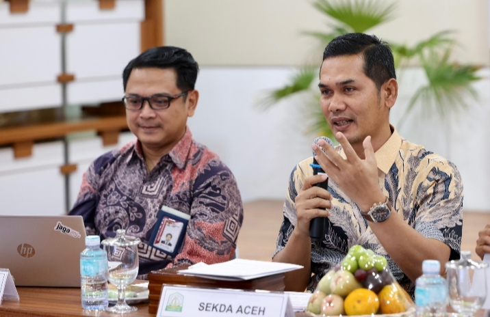 Sekretaris Daerah Aceh, M. Nasir, S.IP., MPA., bersama Kasatgas Koordinasi dan Supervisi Wilayah I KPK-RI, Harun Hidayat, memimpin Rapat Koordinasi Monitoring dan Evaluasi MCP Pemerintah Aceh yang diikuti para Kepala Biro dan SKPA, di Ruang Rapat Potda I, Kamis (23/10/2025). Foto: Humas Aceh