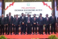 Gubernur Aceh, Muzakir Manaf melantik Dewan Ekonomi Aceh di Anjong Mon Mata, Banda Aceh, Kamis (9/10/2025).