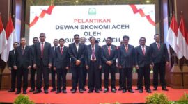 Gubernur Aceh, Muzakir Manaf melantik Dewan Ekonomi Aceh di Anjong Mon Mata, Banda Aceh, Kamis (9/10/2025).