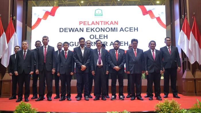 Gubernur Aceh, Muzakir Manaf melantik Dewan Ekonomi Aceh di Anjong Mon Mata, Banda Aceh, Kamis (9/10/2025).